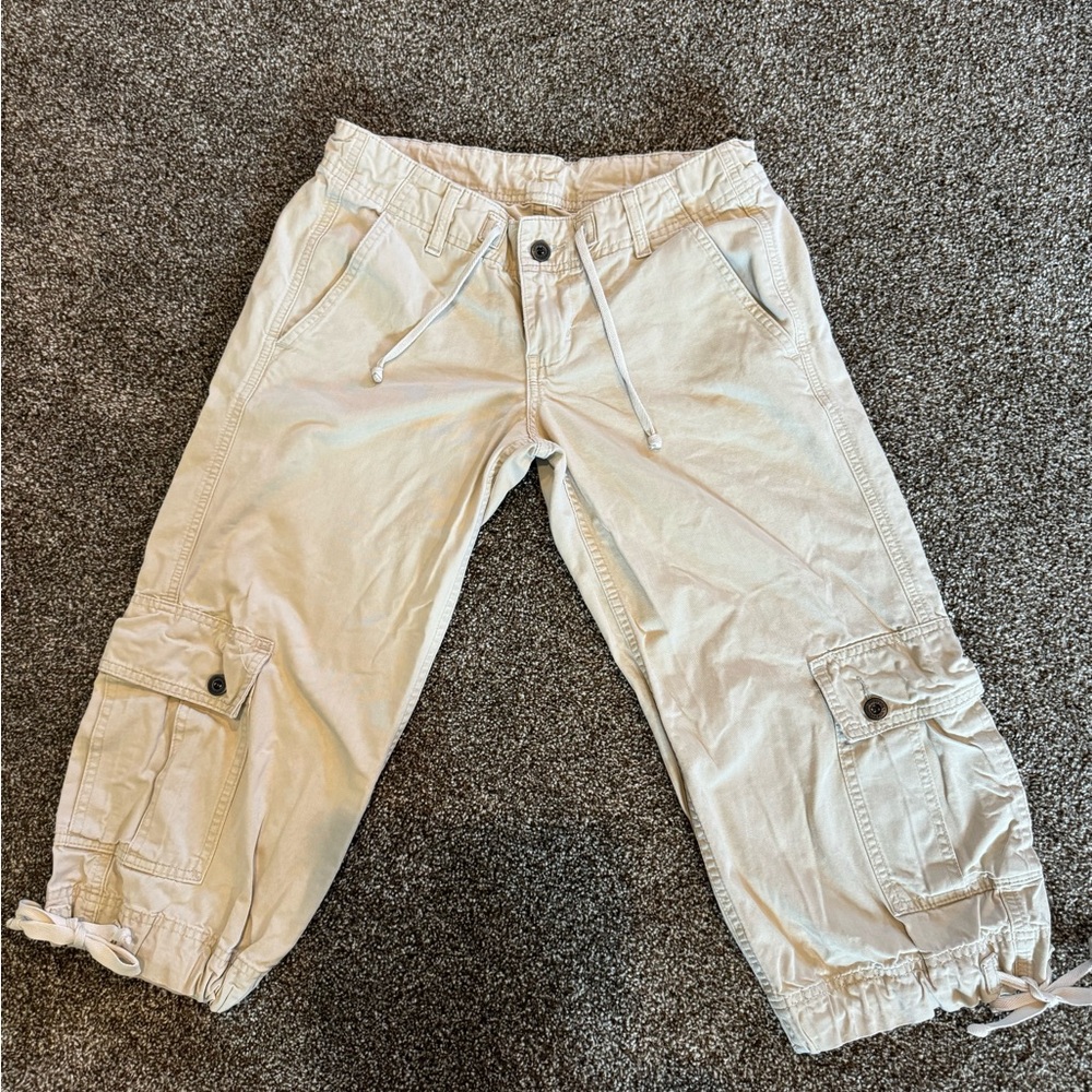 Levi’s Khaki capri pants